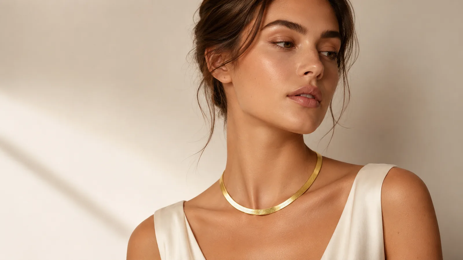 Modella indossa girocollo in oro giallo lucido, gioielleria online